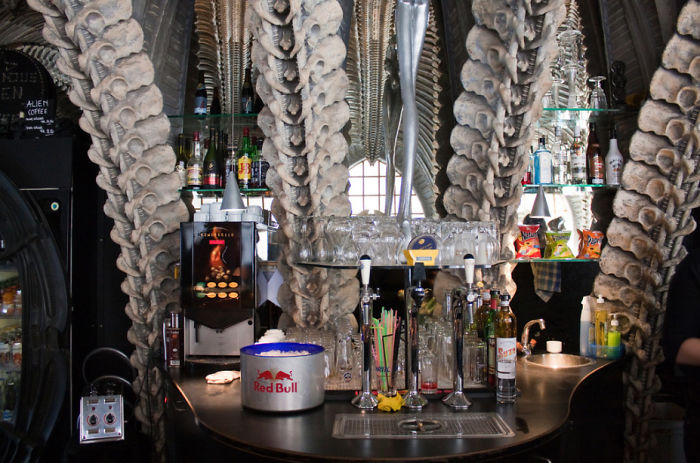 quan-bar-H.R. Giger-museum