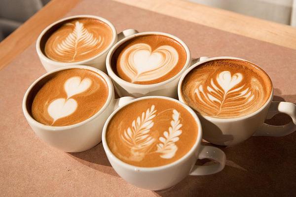 Cách vẽ latte art hình trái tim với máy Breville  Khởi Nghiệp Cafe