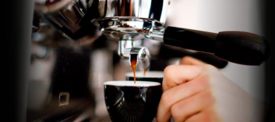 Máy pha cà phê nào được hàng trăm chủ quán tin dùng ?