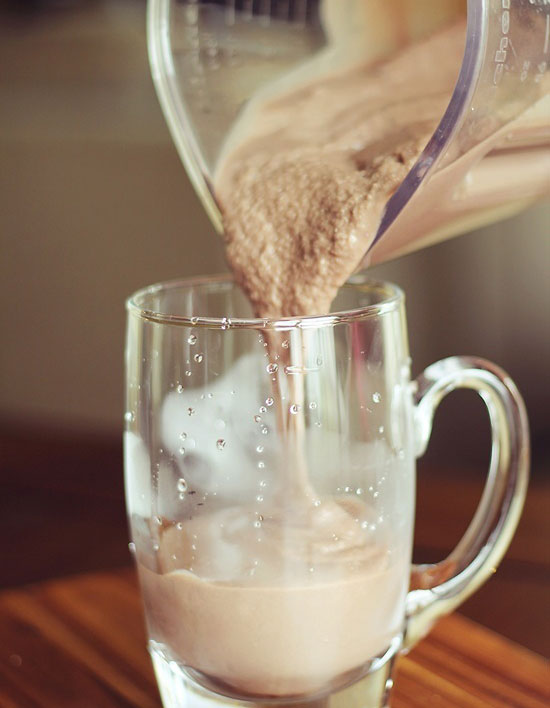 pha-che-ca-phe-da-xay-caramel-vi-hat-de-voi-may-xay-sinh-to