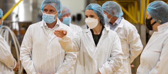 Thủ tướng New Zealand ghé thăm nhà máy sản xuất của SHOTT Beverages